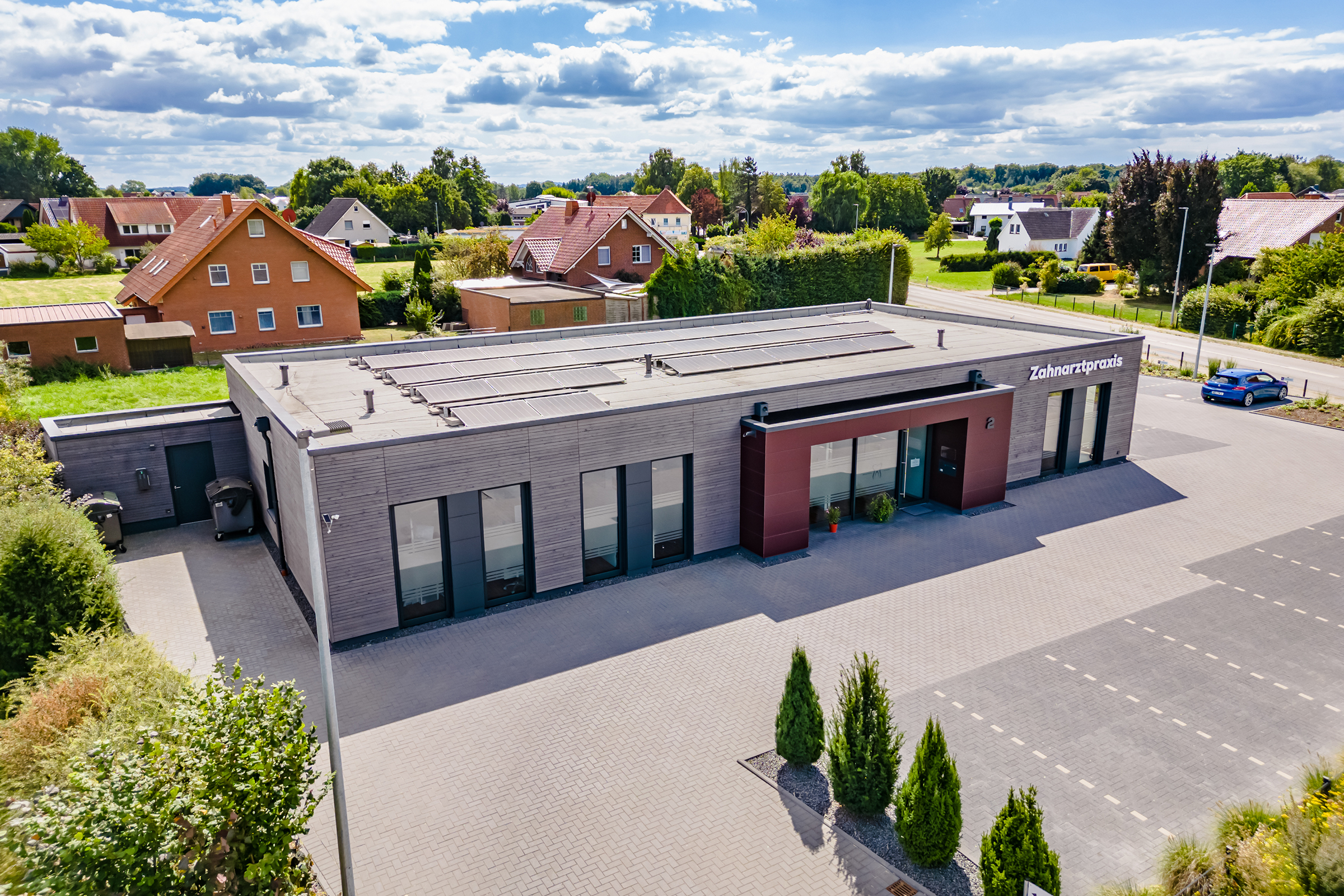 Praxisbau mit Stil und Energieeffizienz