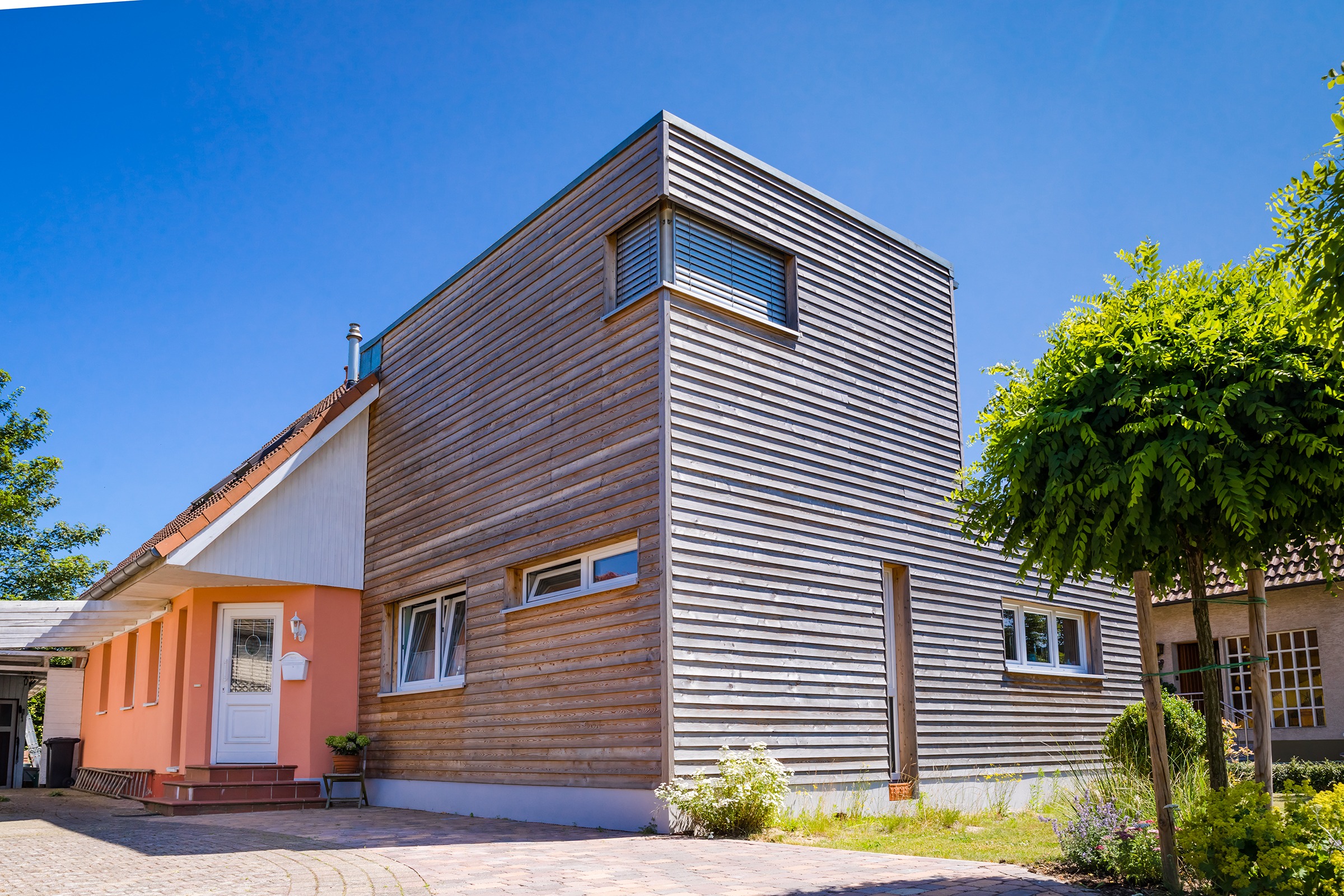 Großzügiger Anbau mit Dachterrasse
